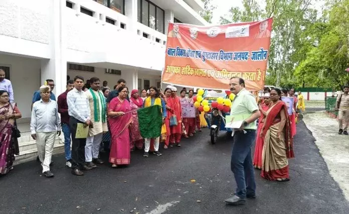 Jalaun: योजनाओं की समीक्षा के बाद ‘संभव अभियान’ को मंत्री ने दिखाई हरी झंडी