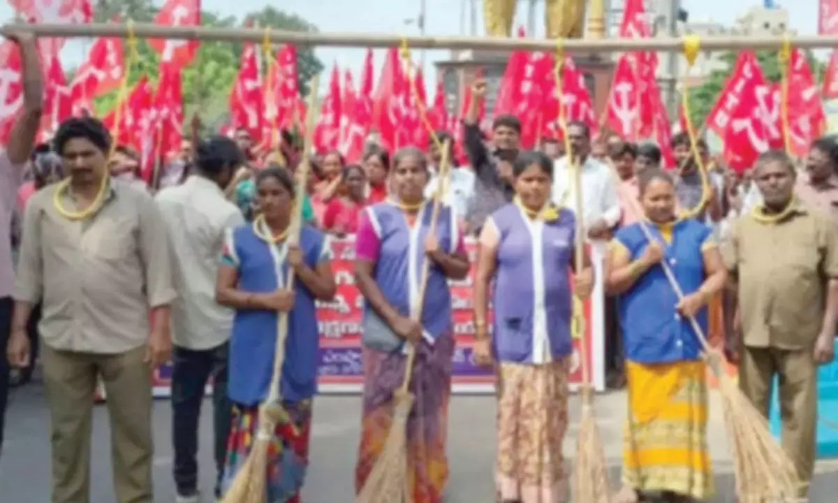 Andhra: सफाई कार्यों को ठेकेदारों को सौंपने का कड़ा विरोध Andhra: सफाई कार्यों को ठेकेदारों को सौंपने का कड़ा विरोध