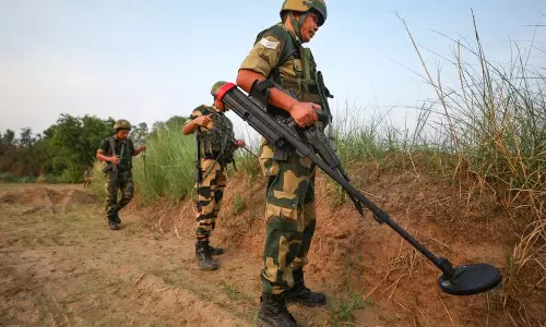 पुलिस, BSF ने पिस्तौल के कारतूस और मैगजीन जब्त की