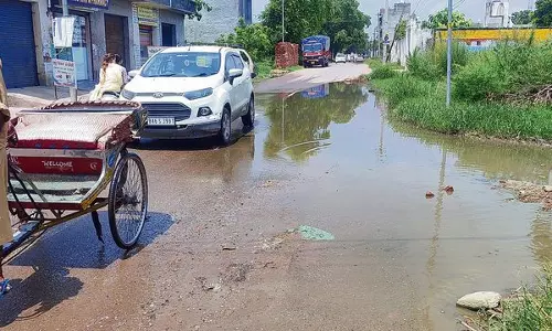 Noordi Road पर सीवर का पानी फैलने से तीन महीने से यात्रियों को हो रही परेशानी
