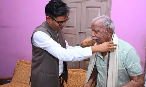 वित्तमंत्री ओपी चौधरी ने लोकतंत्र सेनानी जगदीश लाल से भेंट कर लिया आशीर्वाद वित्तमंत्री ओपी चौधरी ने लोकतंत्र सेनानी जगदीश लाल से भेंट कर लिया आशीर्वाद