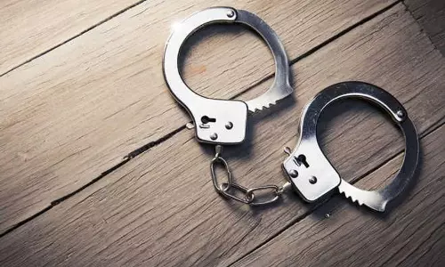 Amritsar: मॉड्यूल का भंडाफोड़,असॉल्ट राइफल, दो पिस्तौल और गोला-बारूद जब्त Amritsar: मॉड्यूल का भंडाफोड़,असॉल्ट राइफल, दो पिस्तौल और गोला-बारूद जब्त