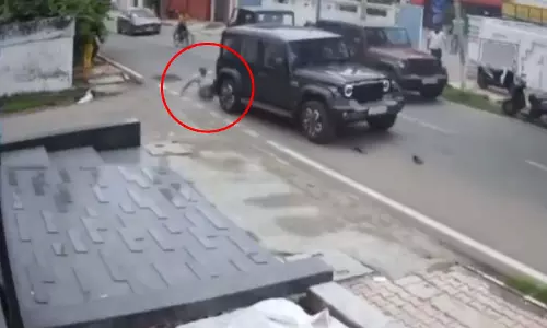 थार चालक ने जानबूझकर बुज़ुर्ग को मारी टक्कर, CCTV में कैद हुई वारदात
