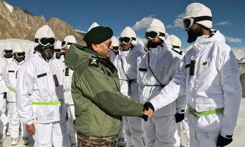 J&K: सेना प्रमुख ने सियाचिन में अग्रिम चौकियों का दौरा किया