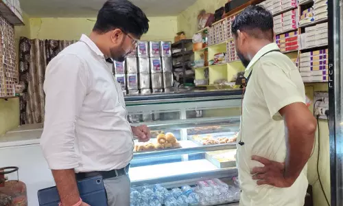 अनहाईजिनिक फ़ूड हैंडलिंग पर 4 संस्थानों को मिला जिला प्रशासन का नोटिस