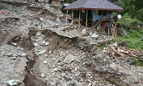 बारिश से प्रभावित Seraj घाटी में सड़कें क्षतिग्रस्त, सेब परिवहन चुनौती बारिश से प्रभावित Seraj घाटी में सड़कें क्षतिग्रस्त, सेब परिवहन चुनौती
