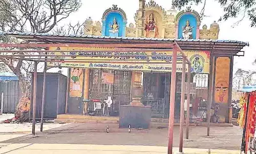 शून्य आय सुविधाएं.. पलुगु पोचम्मा मंदिर में भक्तों की परेशानी