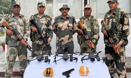 BSF ने भारत-पाक सीमा पर चार ड्रोन निष्क्रिय किए, पिस्तौल और हेरोइन जब्त BSF ने भारत-पाक सीमा पर चार ड्रोन निष्क्रिय किए, पिस्तौल और हेरोइन जब्त