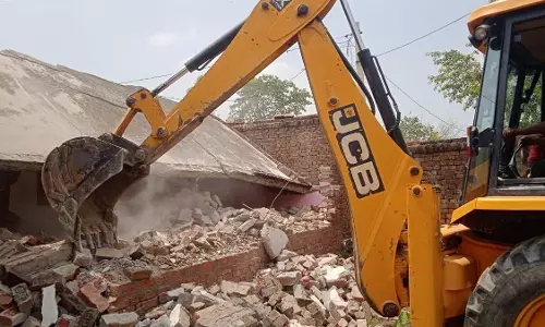 Harda: तिलक भवन पर चला बुलडोजर, अवैध निर्माण गिराने में लगे 100 मजदूर Harda: तिलक भवन पर चला बुलडोजर, अवैध निर्माण गिराने में लगे 100 मजदूर