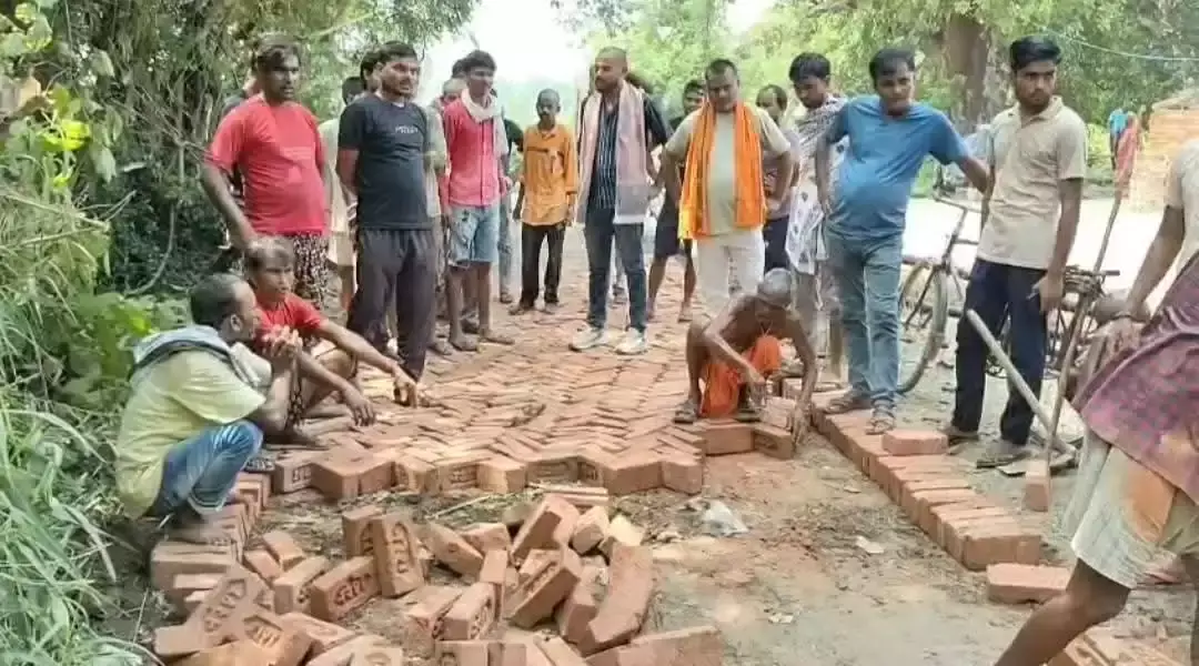 Amethi: ब्लॉक दफ्तर के बाहर प्रदर्शन, फिर हरकत में आए अधिकारी Amethi: ब्लॉक दफ्तर के बाहर प्रदर्शन, फिर हरकत में आए अधिकारी