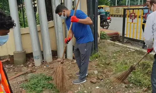 Varanasi: स्वच्छता का संदेश देने नगर आयुक्त ने झाड़ू लगाकर किया अभियान का शुभारंभ Varanasi: स्वच्छता का संदेश देने नगर आयुक्त ने झाड़ू लगाकर किया अभियान का शुभारंभ