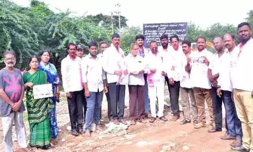 BRS सदस्यों ने बंदोबस्ती भूमि के पट्टे को तत्काल रद्द करने की मांग को लेकर विरोध प्रदर्शन किया BRS सदस्यों ने बंदोबस्ती भूमि के पट्टे को तत्काल रद्द करने की मांग को लेकर विरोध प्रदर्शन किया