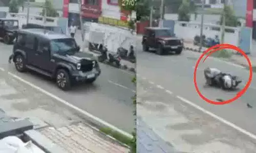 वाहन ने स्कूटर को टक्कर मारी, फिर पीछे मुड़कर बुजुर्ग व्यक्ति को टक्कर मारी