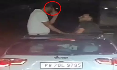 सनरूफ से बाहर निकलकर स्टंट और धूम्रपान करना पड़ा भारी, रायपुर पुलिस ने की कार्रवाई