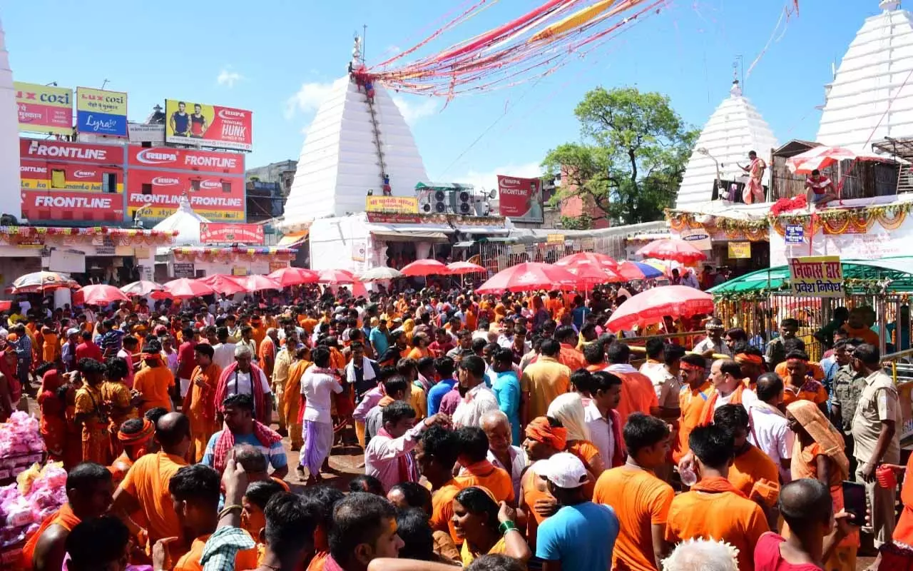 Jharkhand: सावन की तीसरी सोमवारी पर बाबा बैद्यनाथ में शिव भक्तों की भारी भीड़ उमड़ रही है Jharkhand: सावन की तीसरी सोमवारी पर बाबा बैद्यनाथ में शिव भक्तों की भारी भीड़ उमड़ रही है