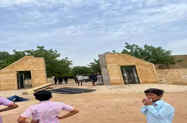 Jaisalmer : स्कूल के मुख्य द्वार का खंभा गिरने से एक बच्चे की मौत और शिक्षक घायल Jaisalmer : स्कूल के मुख्य द्वार का खंभा गिरने से एक बच्चे की मौत और शिक्षक घायल