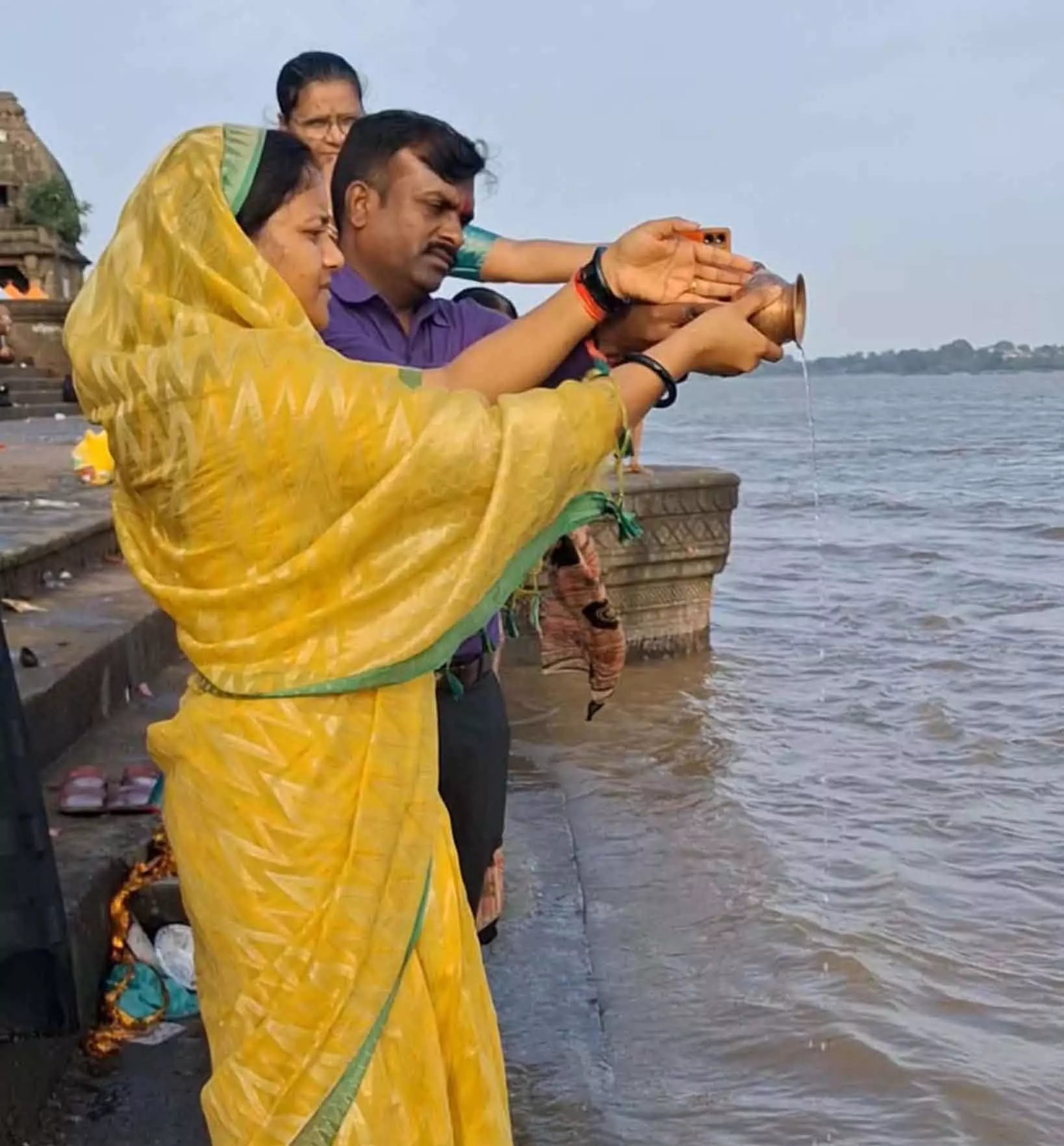 मंत्री लक्ष्मी राजवाड़े ने नर्मदा मैया के दर्शन किए मंत्री लक्ष्मी राजवाड़े ने नर्मदा मैया के दर्शन किए