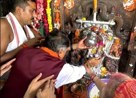 मध्य प्रदेश: नागपंचमी पर नागचंद्रेश्वर पहुंचे मंत्री कैलाश विजयवर्गीय, बोले- हर साल आता हूं इनके द्वार मध्य प्रदेश: नागपंचमी पर नागचंद्रेश्वर पहुंचे मंत्री कैलाश विजयवर्गीय, बोले- हर साल आता हूं इनके द्वार