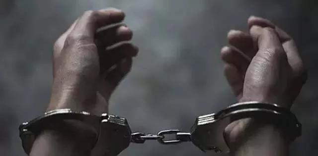Telangana: नशे में धुत व्यक्ति पत्नी की हत्या की साजिश में बच गया, पांच गिरफ्तार Telangana: नशे में धुत व्यक्ति पत्नी की हत्या की साजिश में बच गया, पांच गिरफ्तार