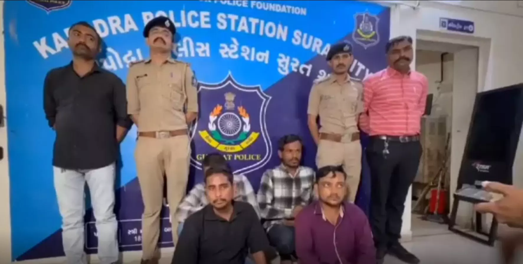 गैंगरेप: पत्नी के साथ हैवानियत की सारी हदें पार, पाइप से भी वार, पुलिस के हत्थे चढ़े दरिंदे गैंगरेप: पत्नी के साथ हैवानियत की सारी हदें पार, पाइप से भी वार, पुलिस के हत्थे चढ़े दरिंदे