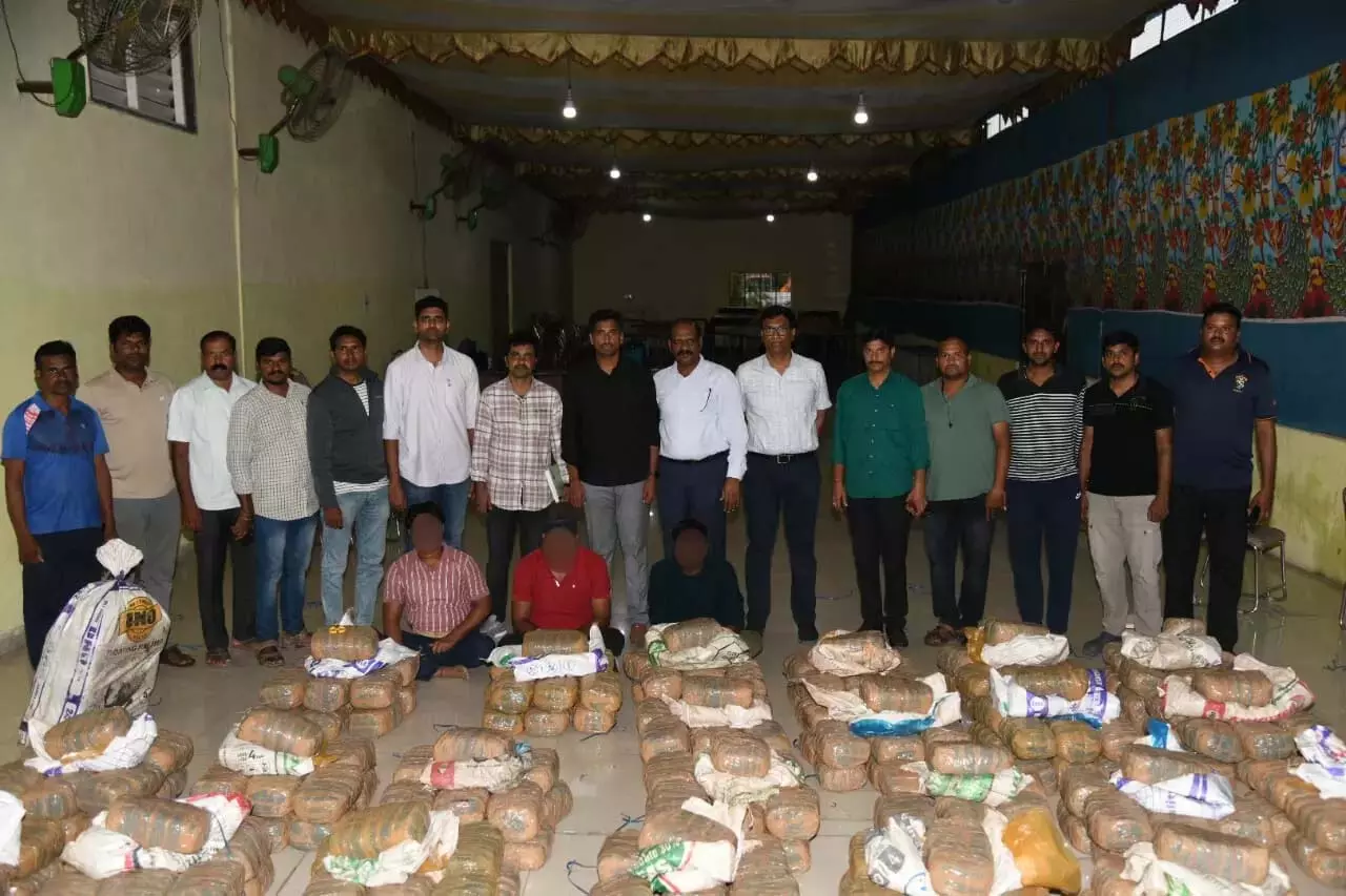 ईगल ने Hyderabad उपनगरों में अंतरराज्यीय गांजा रैकेट का भंडाफोड़ किया, 3 गिरफ्तार ईगल ने Hyderabad उपनगरों में अंतरराज्यीय गांजा रैकेट का भंडाफोड़ किया, 3 गिरफ्तार