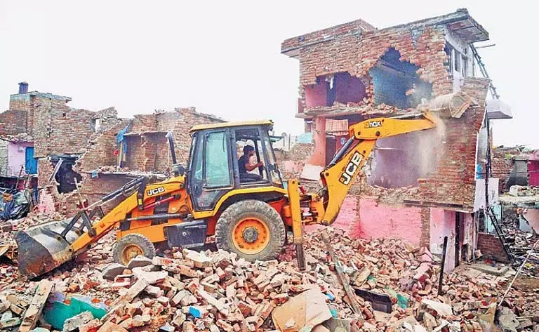 झुग्गी-झोपड़ियों को ढहाने से भयंकर राजनीतिक तूफान झुग्गी-झोपड़ियों को ढहाने से भयंकर राजनीतिक तूफान