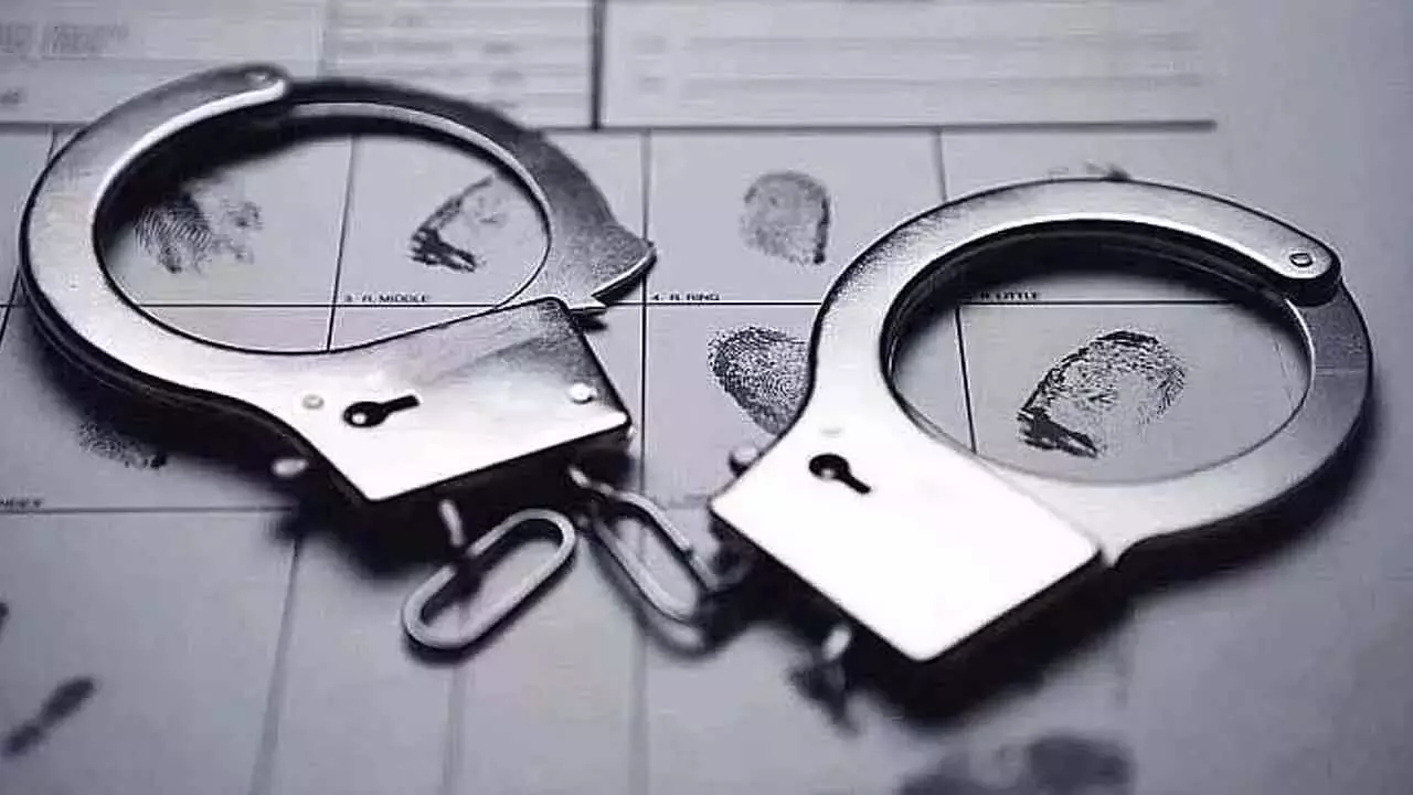 Karnataka: 33 मामलों में वांछित कुख्यात भगोड़ा 17 साल बाद तमिलनाडु में गिरफ्तार Karnataka: 33 मामलों में वांछित कुख्यात भगोड़ा 17 साल बाद तमिलनाडु में गिरफ्तार