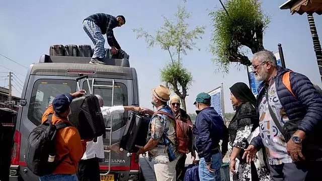 J&K : जनवरी-जून 2025 के दौरान 95 मिलियन से अधिक घरेलू पर्यटक आये J&K : जनवरी-जून 2025 के दौरान 95 मिलियन से अधिक घरेलू पर्यटक आये