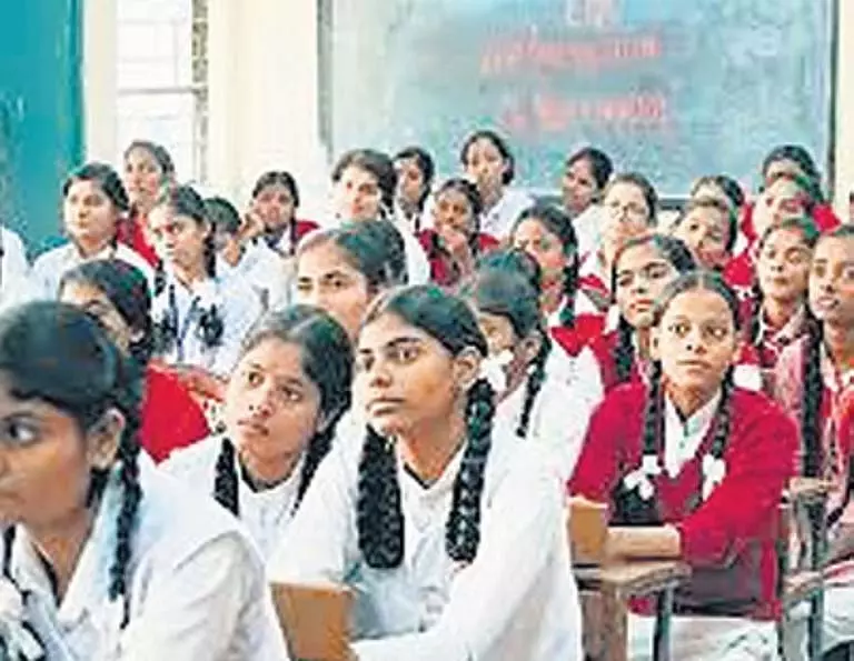 33 सीएम श्री स्कूलों में होगी प्रवेश परीक्षा, 50% सीटें सरकारी छात्रों के लिए आरक्षित 33 सीएम श्री स्कूलों में होगी प्रवेश परीक्षा, 50% सीटें सरकारी छात्रों के लिए आरक्षित