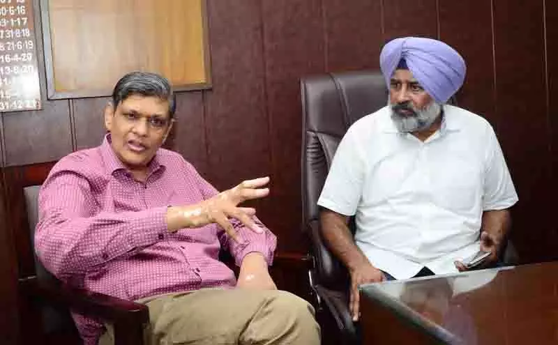 Jalandhar के अस्पताल में मौतें, स्वास्थ्य निदेशक ने कहा कि ऑक्सीजन की आपूर्ति 30 मिनट तक बंद रही Jalandhar के अस्पताल में मौतें, स्वास्थ्य निदेशक ने कहा कि ऑक्सीजन की आपूर्ति 30 मिनट तक बंद रही