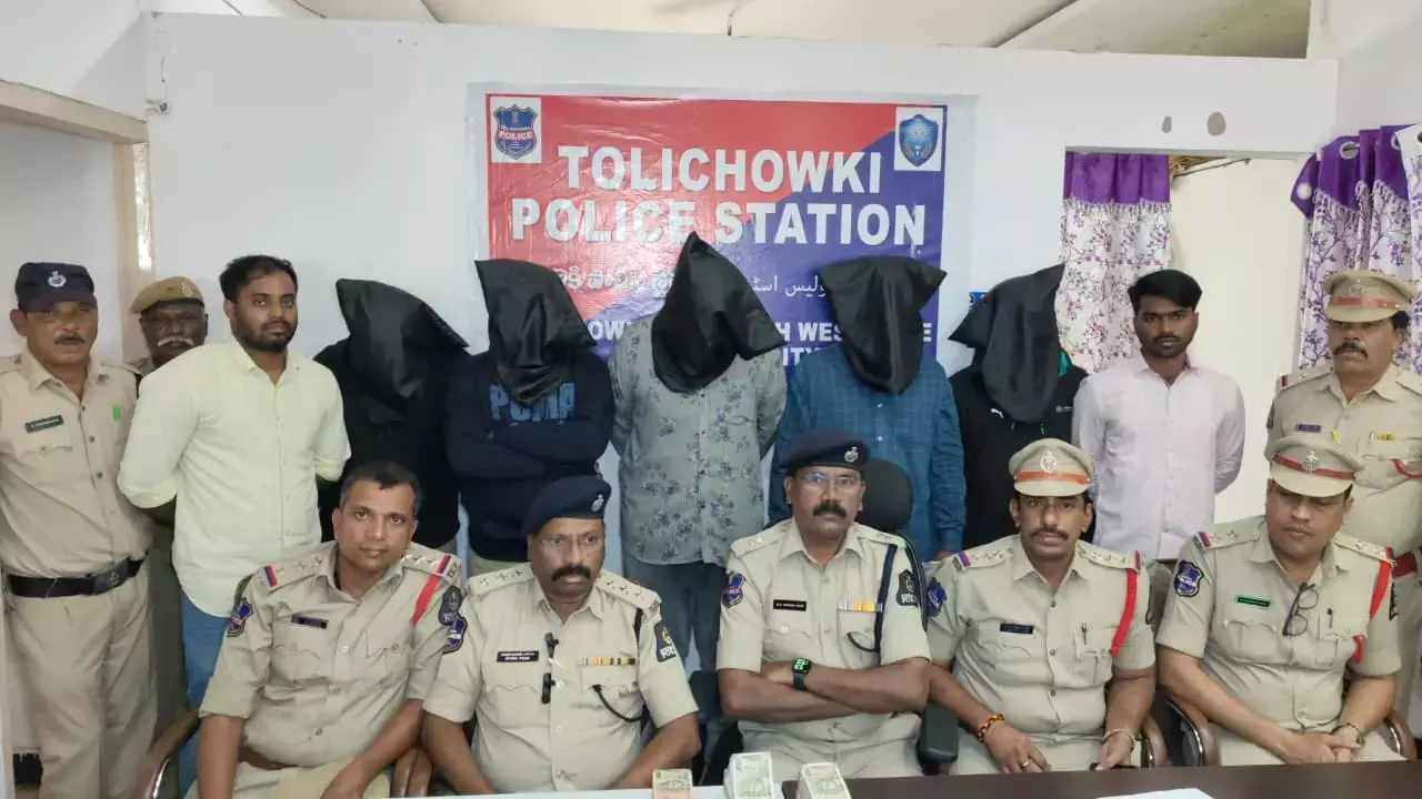 Hyderabad में क्रिप्टो करेंसी एक्सचेंज करने के नाम पर ठगी करने के आरोप में 5 लोग गिरफ्तार Hyderabad में क्रिप्टो करेंसी एक्सचेंज करने के नाम पर ठगी करने के आरोप में 5 लोग गिरफ्तार