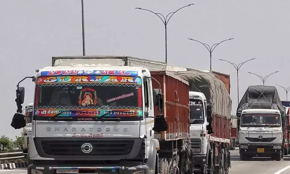 Telangana: ट्रक मालिक संघ ने सीमा चौकियों की आलोचना की Telangana: ट्रक मालिक संघ ने सीमा चौकियों की आलोचना की