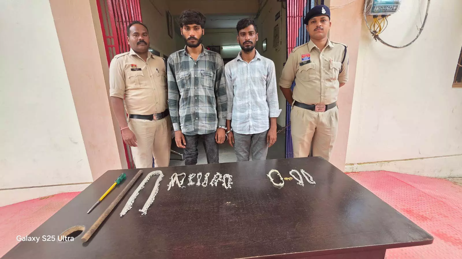 धमतरी में लाखों की चोरी का खुलासा, यूपी के चोर गिरफ्तार धमतरी में लाखों की चोरी का खुलासा, यूपी के चोर गिरफ्तार
