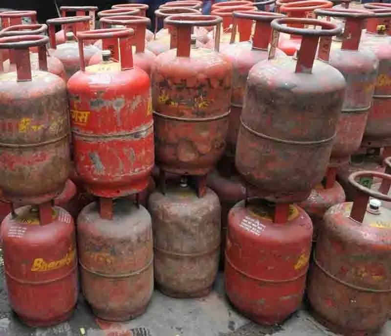 मिंजर रेस्टोरेंट से 14 घरेलू LPG सिलेंडर जब्त मिंजर रेस्टोरेंट से 14 घरेलू LPG सिलेंडर जब्त
