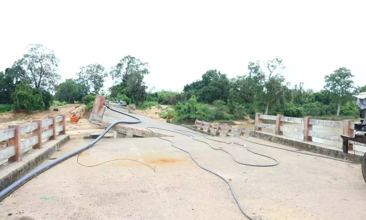 Mulugu में लगातार बारिश के बाद अधिकारी अलर्ट पर Mulugu में लगातार बारिश के बाद अधिकारी अलर्ट पर