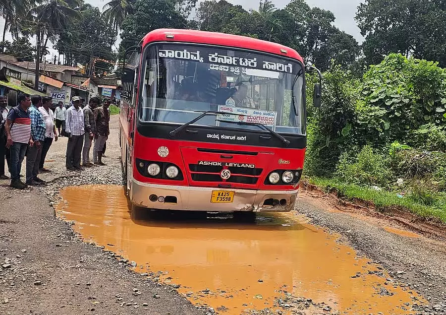 Sirsi : बस अड्डे के प्रवेश द्वार पर बनी झील Sirsi : बस अड्डे के प्रवेश द्वार पर बनी झील