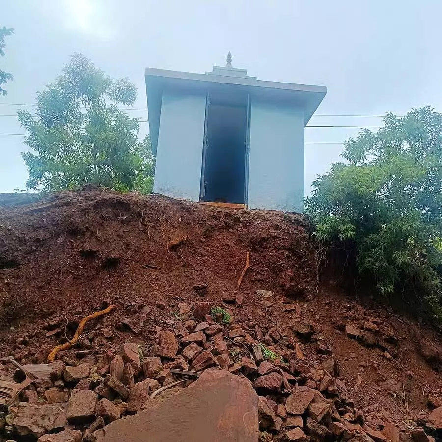 Karnataka : कुमारस्वामी पडागट्टे में पहाड़ी ढहने से लोग चिंतित Karnataka : कुमारस्वामी पडागट्टे में पहाड़ी ढहने से लोग चिंतित