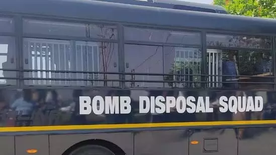 बम विस्फोट मामले में गिरफ्तारी, विस्फोटक सामग्री जब्त कर जांच तेज बम विस्फोट मामले में गिरफ्तारी, विस्फोटक सामग्री जब्त कर जांच तेज