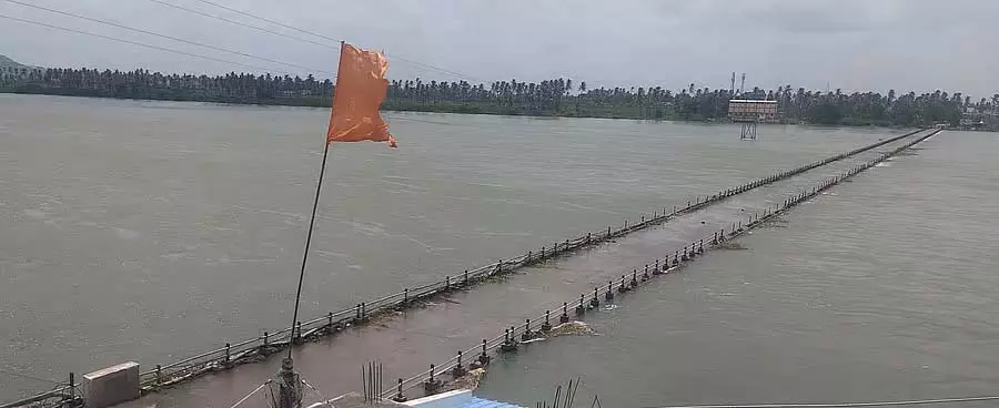 तुंगभद्रा नदी में बाढ़ जारी: कई जगहों पर जलभराव, जनजीवन अस्त-व्यस्त तुंगभद्रा नदी में बाढ़ जारी: कई जगहों पर जलभराव, जनजीवन अस्त-व्यस्त
