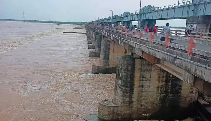 Telangana: डोवलेश्वरम बैराज से 6 लाख क्यूसेक बाढ़ का पानी छोड़ा गया Telangana: डोवलेश्वरम बैराज से 6 लाख क्यूसेक बाढ़ का पानी छोड़ा गया