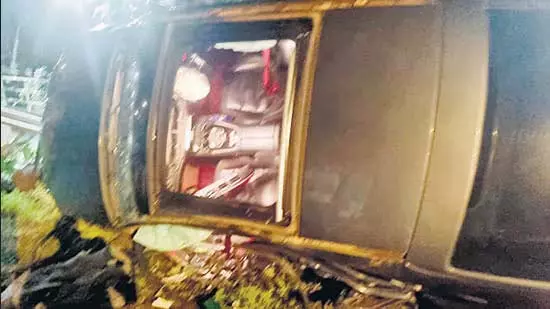 पाम बीच रोड पर तेज रफ्तार मर्सिडीज पलटी, युवक घायल पाम बीच रोड पर तेज रफ्तार मर्सिडीज पलटी, युवक घायल