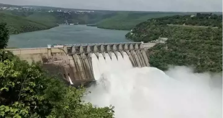 बाढ़ के कारण Srisailam जलाशय लगभग क्षमता तक भर गया, छह द्वार खोले गए बाढ़ के कारण Srisailam जलाशय लगभग क्षमता तक भर गया, छह द्वार खोले गए