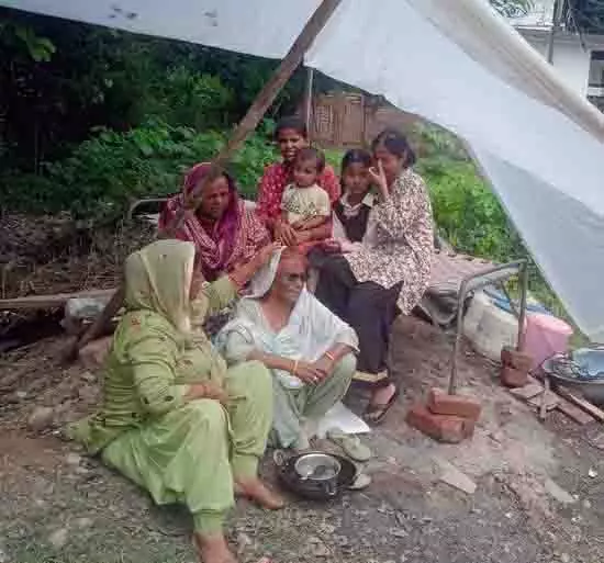 Himachal: अदालत के आदेश के बाद 7 परिवारों ने राहत की गुहार लगाई Himachal: अदालत के आदेश के बाद 7 परिवारों ने राहत की गुहार लगाई