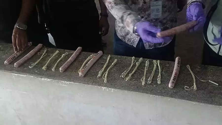 Bengaluru के कलासीपालयम बस स्टैंड पर विस्फोटक रखने के आरोप में तीन लोग गिरफ्तार Bengaluru के कलासीपालयम बस स्टैंड पर विस्फोटक रखने के आरोप में तीन लोग गिरफ्तार