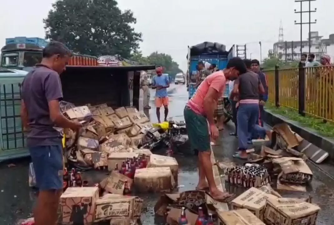 Dhanbad: बरवाअड्डा में पलटी शराब लदी गाड़ी, तस्करी की आशंका पर जांच तेज Dhanbad: बरवाअड्डा में पलटी शराब लदी गाड़ी, तस्करी की आशंका पर जांच तेज