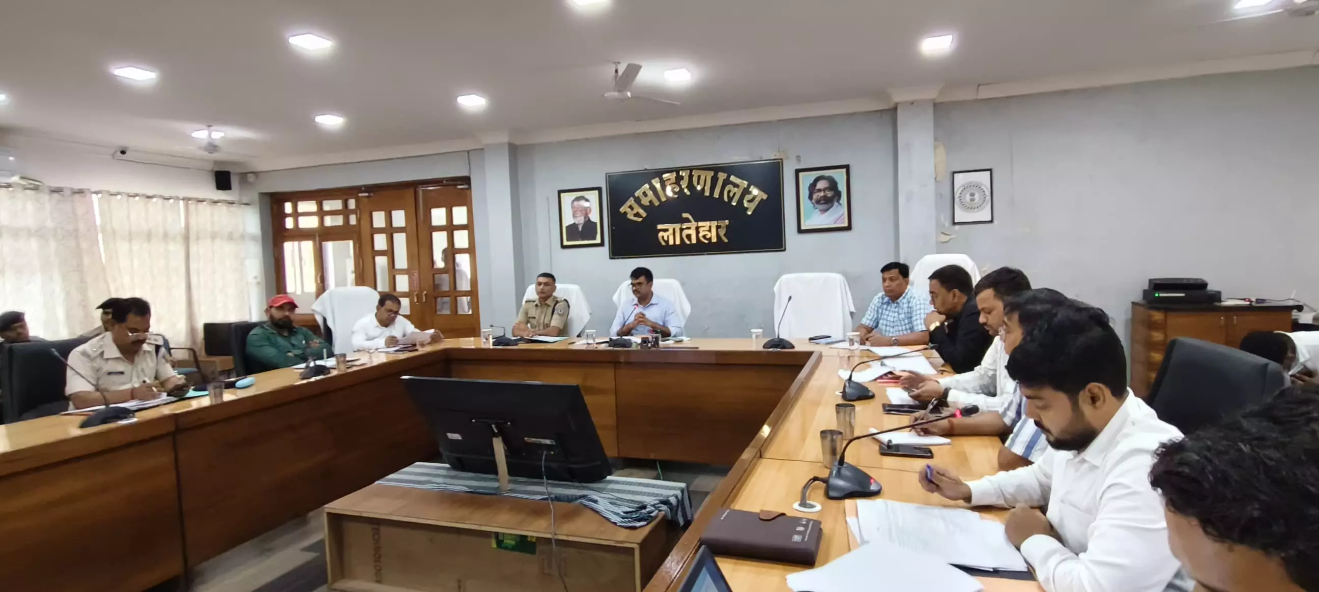 Latehar: अवैध खनन पर एक्शन, 33 वाहन जब्त, 62 लाख का जुर्माना वसूला गया Latehar: अवैध खनन पर एक्शन, 33 वाहन जब्त, 62 लाख का जुर्माना वसूला गया