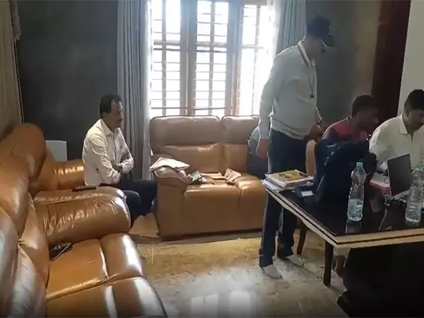 कर्नाटक लोकायुक्त ने NHAI के कार्यकारी अभियंता, BBMP राजस्व अधिकारी के आवास पर छापा मारा कर्नाटक लोकायुक्त ने NHAI के कार्यकारी अभियंता, BBMP राजस्व अधिकारी के आवास पर छापा मारा