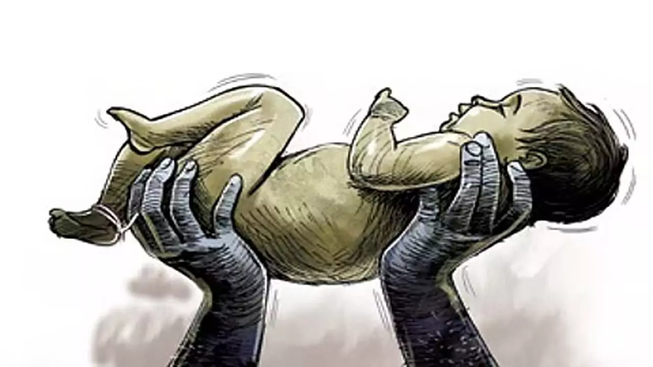 ओडिशा के टिटिलागढ़ में 20,000 रुपये में बेची गई बच्ची को बचाया गया ओडिशा के टिटिलागढ़ में 20,000 रुपये में बेची गई बच्ची को बचाया गया