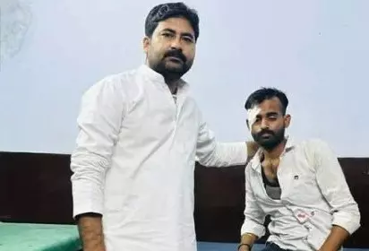 Jalaun: आंशु तिवारी का सराहनीय कार्य, निभाया मानवता का फर्ज Jalaun: आंशु तिवारी का सराहनीय कार्य, निभाया मानवता का फर्ज