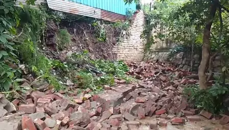 सिविल लाइंस में भारी बारिश के कारण गिरी कॉलोनी की दीवार, दो की मौत सिविल लाइंस में भारी बारिश के कारण गिरी कॉलोनी की दीवार, दो की मौत